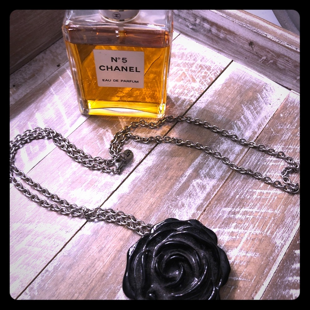 Black flower pendent